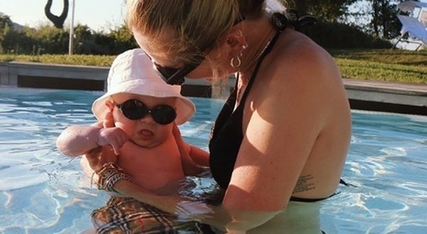 Chiara Ferragni in vacanza con il figlio Leone, critiche sui social: «Perché gli metti gli occhiali?»