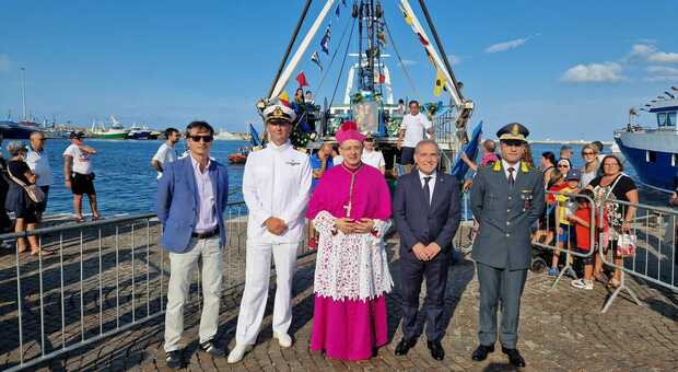 Il vescovo Carlo Bresciani alla festa della Madonna della Marina
