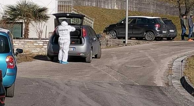 Donna trovata morta in strada nel Bellunese, sul corpo segni di violenza