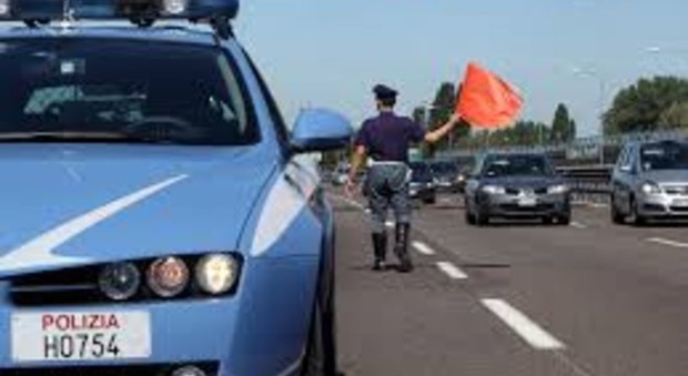 Napoli, fuggono all'alt in autostrada e investono un poliziotto: arrestati