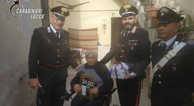 Panettone e calendario “personalizzato” alla nonnina in carrozzella vittima di furto: l'abbraccio dei carabinieri