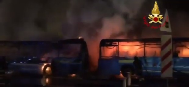 Appicca un incendio a un bus, vanno a fuoco sette mezzi: «Non mi facevano salire senza biglietto»