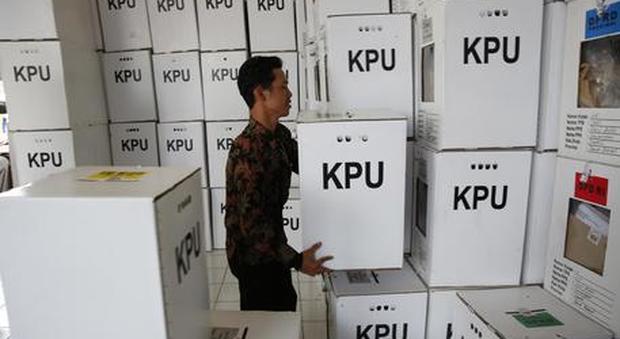 Indonesia, scrutatori morti per troppa stanchezza: 270 le vittime delle elezioni