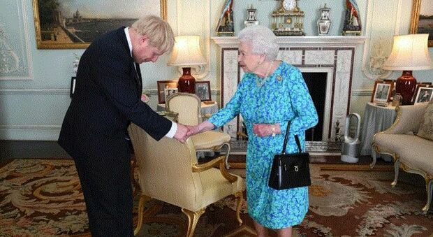 «La Regina Elisabetta mi chiese se aveva dormito nudo»: Boris Johnson rivela le battute con la sovrana (e la cotta che Churchill aveva per lei)