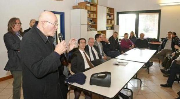«Veneto Banca no alla Spa», il prete anti-usura fa squadra coi piccoli soci