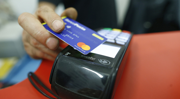 Manovra, detrazioni e sconti fiscali per chi paga con bancomat e carta di credito