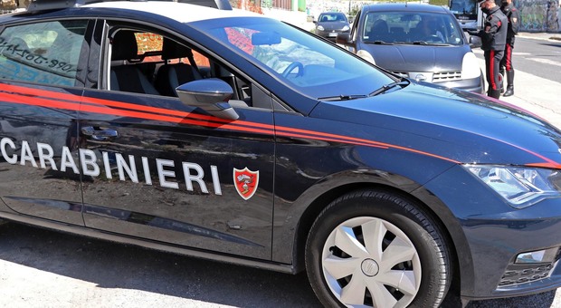 In auto con la cocaina prova a depistare i carabinieri: arrestato 46enne