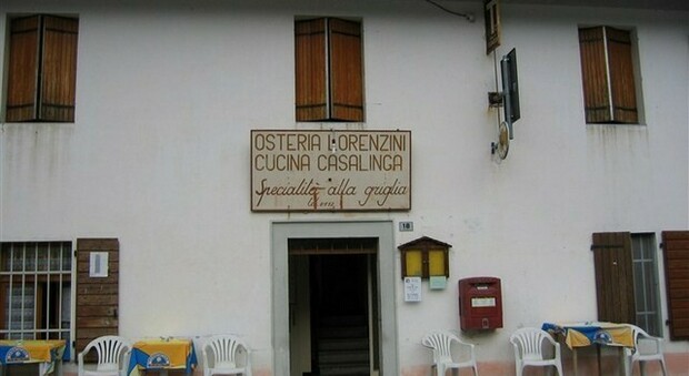L'ingresso dell'osteria Lorenzini a Vito d'Asio