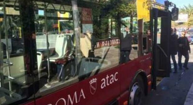 Aggressione choc sul bus, autista dell'Atac picchiato al capolinea: 2 aggressori in fuga