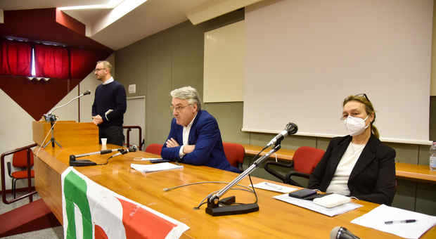 L'ex assessore regionale Sciapichetti inaugura la sua segreteria: «Destra bugiarda sul nuovo ospedale»