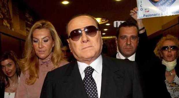 Berlusconi si protegge gliocchi con dei grandi occhiali