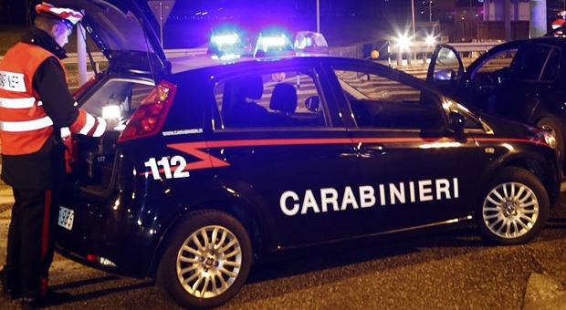 Tenta di bloccare i carabinieri sganciando il traino dell'auto: arrestato