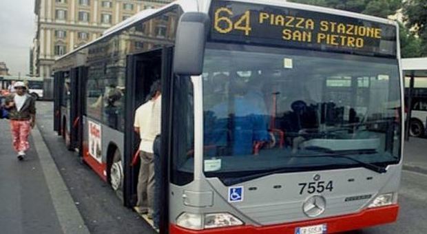 Roma, maniaco sul bus 64 molesta 24enne: arrestato