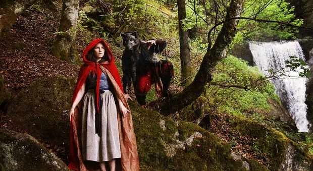 Amanda Knox su Instagram: è Cappuccetto rosso nella foresta nera