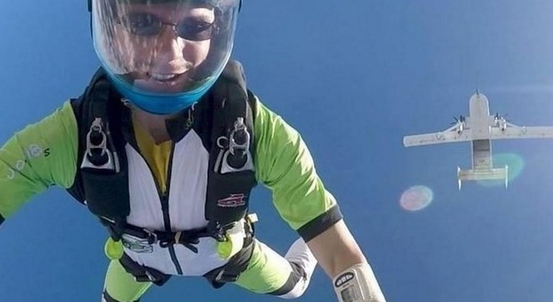 Usa, italiano si suicida lanciandosi col paracadute. Il video alla moglie: «Vado in un luogo meraviglioso»