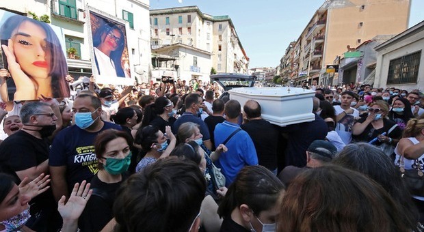 Napoli, dolore ai funerali di Maya, la 15enne travolta da un'auto in piazza Carlo III: «Non è facile dirti addio»
