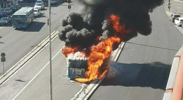Autobus in fiamme a Roma: l'incendio a due passi da piazza San Pietro
