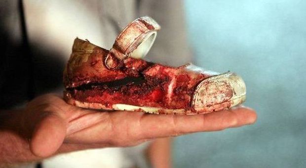 Strage di bambini in Pakistan: falsa la foto della scarpina insanguinata simbolo sui social