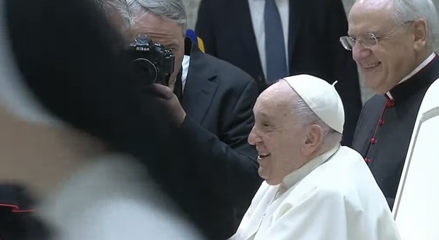 Papa Francesco: «Vanno benedette le persone, non le associazioni Lgbt». Il messaggio ai preti romani