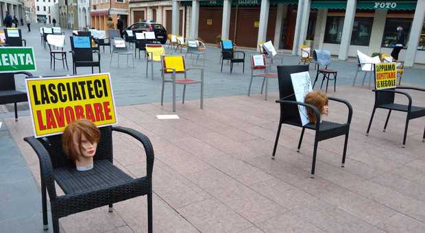 Coronavirus. A Motta di Livenza scende in piazza la protesta dei commercianti: sedie, cartelli e teste di manichini