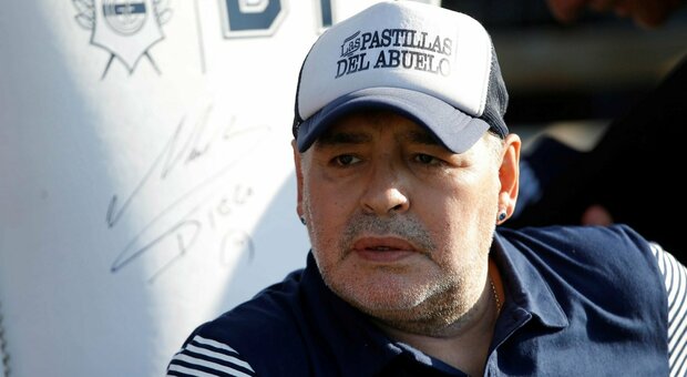 Maradona poteva essere salvato, a giudizio 8 medici argentini. Il pm: «12 ore di agonia»