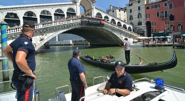 Venezia, due turisti francesi rubano una gondola in piena notte. Traditi dalla "pagaiata" vengono arrestati