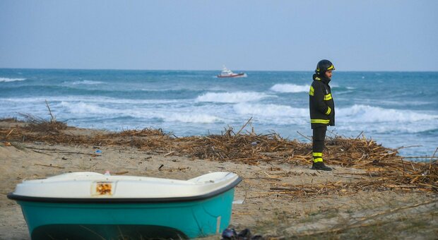 Cutro, trovato il corpo di un bambino di 6 anni: è il 73esimo migrante morto nel naufragio