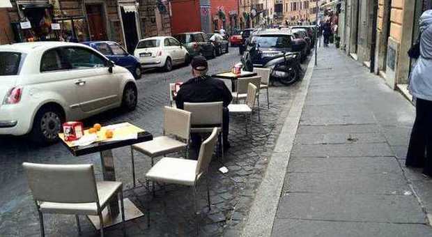 Roma, tavolini abusivi sulle strisce blu in pieno centro storico
