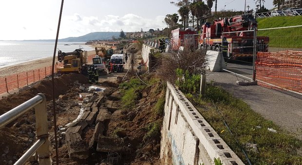 Crotone, crolla muro in un cantiere: morti due operai, un altro è ferito