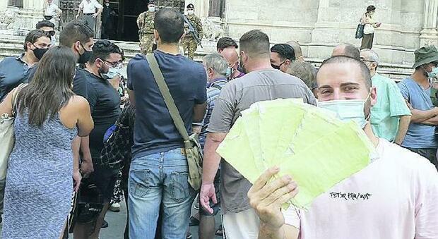 Multe pazze a Napoli, riesplode la protesta: «Dov'è la delibera che le cancella?»