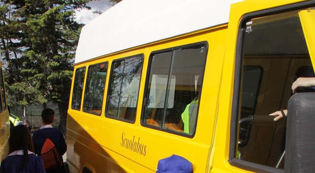 Sportello bloccato e assicurazione scaduta: sequestrato scuolabus del Comune