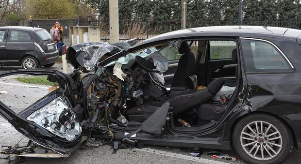 La Fiat Croma sventrata dall'incidente