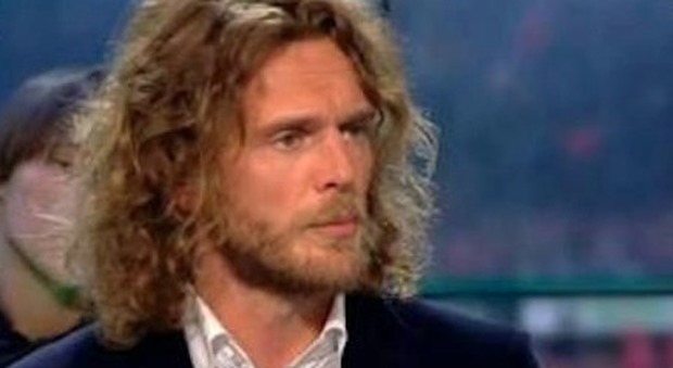 Ex calciatore ucciso da un fulmine mentre fa surf: in Italia aveva giocato nel Perugia