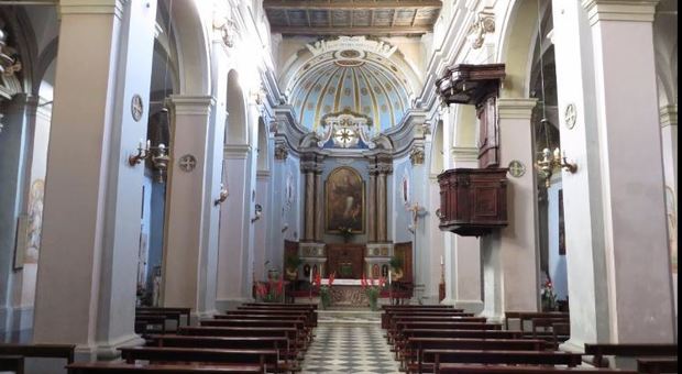 L'interno della chiesa di Latera