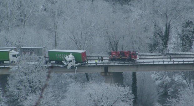 Belforte, camion resta in bilico su un cavalcavia: choc in superstrada