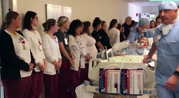 L'ospedale onora l'infermiera donatrice di organi: per lei speciale addio di 100 colleghi