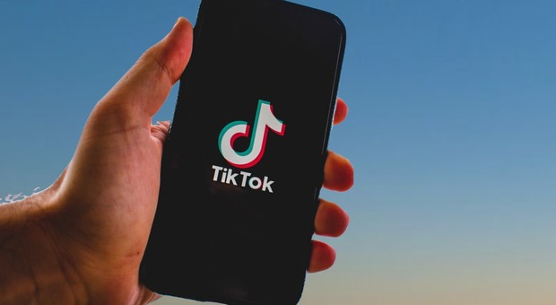 TikTok, video live solo per i maggiorenni: dal 23 novembre i 16enni non potranno più fare dirette