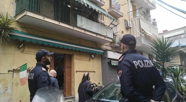Polizia nella zona di piazza Mercato a Napoli