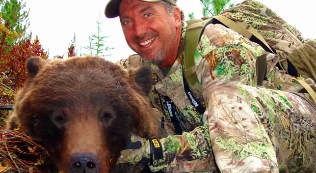Tom Miranda con un grizzly appena ucciso (immagini diffuse sulle proprie pagine social da Tom Miranda)