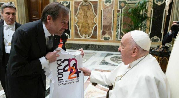 Stefano Mei consegna la maglia di Roma 2024 a Papa Francesco