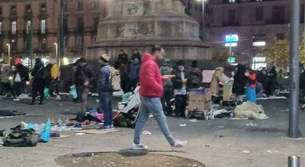 Un mercatino abusivo a Napoli
