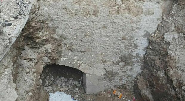 Le mura di un antico portale spuntano dagli scavi. Sorpresa a Vieste