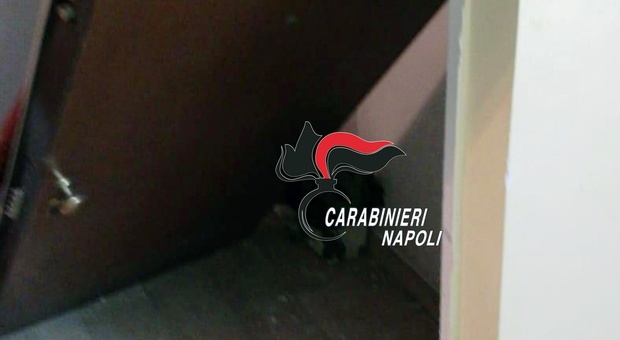 Notte di terrore nel Napoletano: bomba carta esplode nel condominio