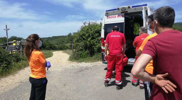 Il luogo dell'incidente e il ferito medicato dai sanitari della Croce Rossa