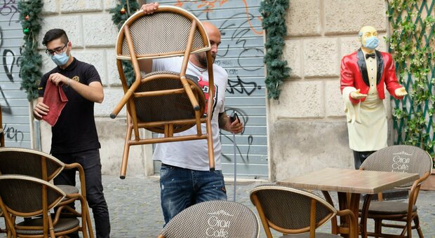 Covid in Campania, gestori di bar e ristoranti in piazza contro lo stop alle 23 deciso da De Luca: «Inutile e dannoso»