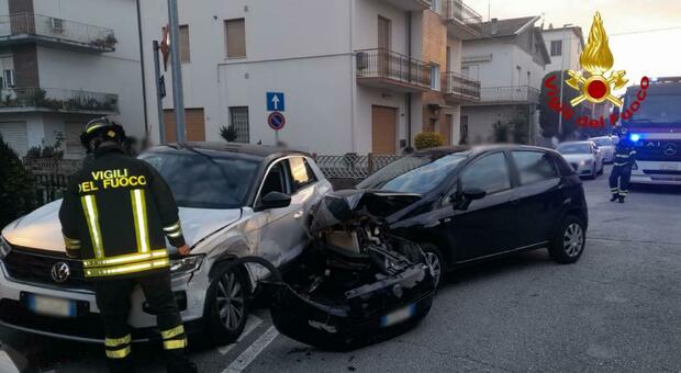 Maiolati Spontini, scontro tra due auto: due feriti. I Vigili del Fuoco estraggono il conducente dalla macchina