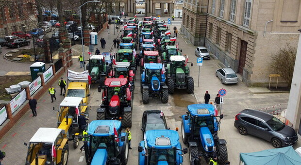 Gli agricoltori dell'Est Europa in strada a Bruxelles