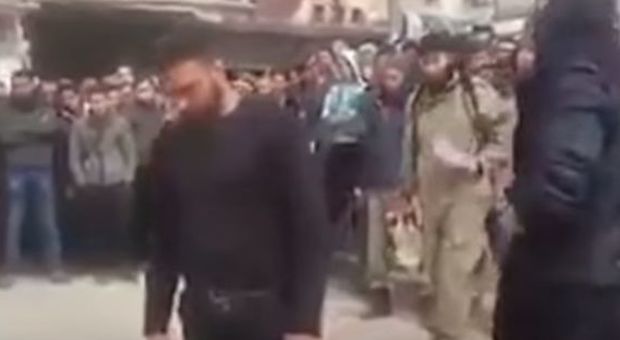 Siria, frustate multiple in pubblico per tre uomini accusati di molestie: così i ribelli “moderati” fanno rispettare la Sharia