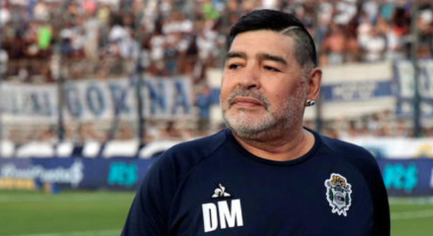 Maradona, a Pomeriggio 5 la chat Whatsapp segreta dei figli prima della morte: «Papà ha vomitato...»