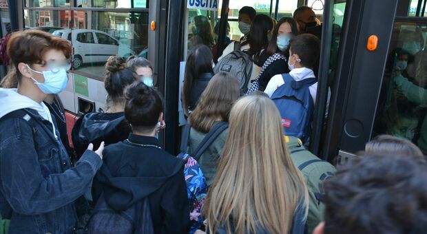Un autobus affollato da studenti
